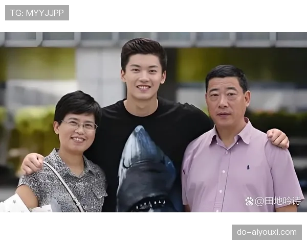 刚刷到汪顺戴破帽子排队买豆浆，手上那块表亮得不像同一人