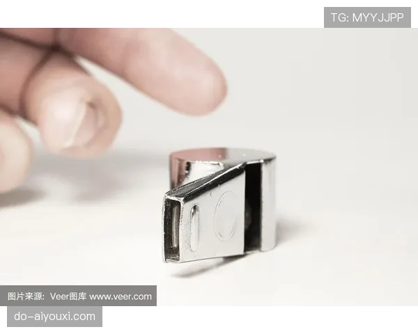 哨响开球规则拆解：什么时候必须等裁判吹响哨声？